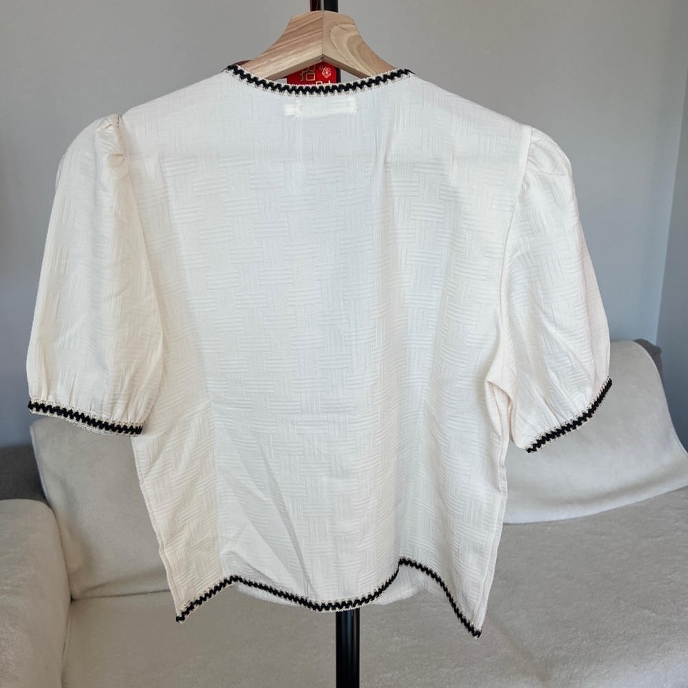 Elegant Short-Sleeve Blouse | Textured Fabric | Button Front | Size M - Picture 2 of 5